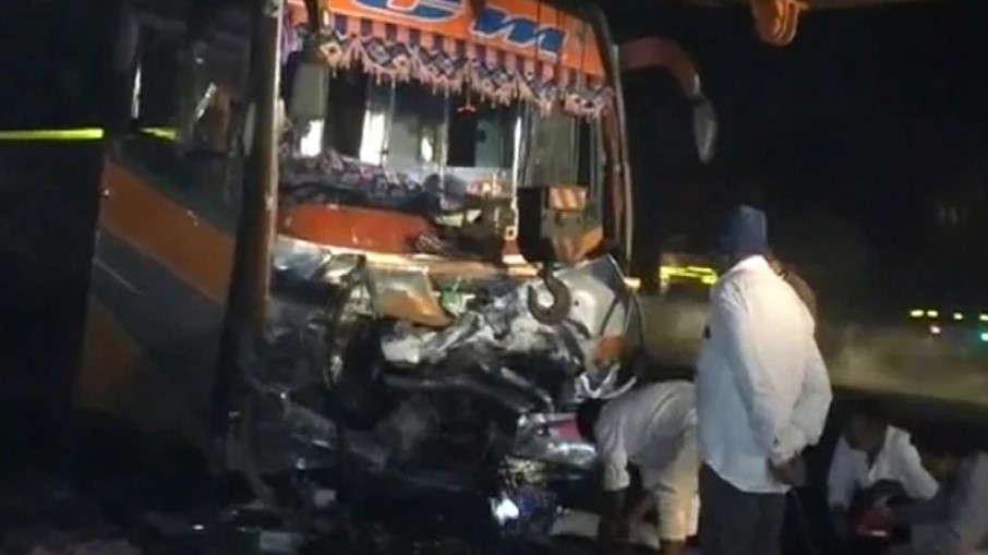 চালকের হার্ট অ্যাটাকে বাস-গাড়ি মুখোমুখি সংঘর্ষ, নিহত ৯