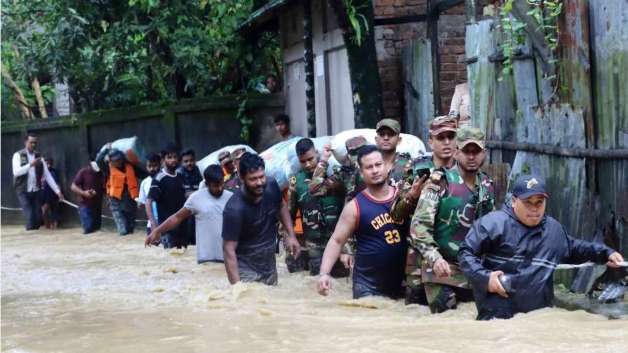 খাগড়াছড়িতে বন্যা কবলিত অসহায় মানুষের পাশে সেনাবাহিনী