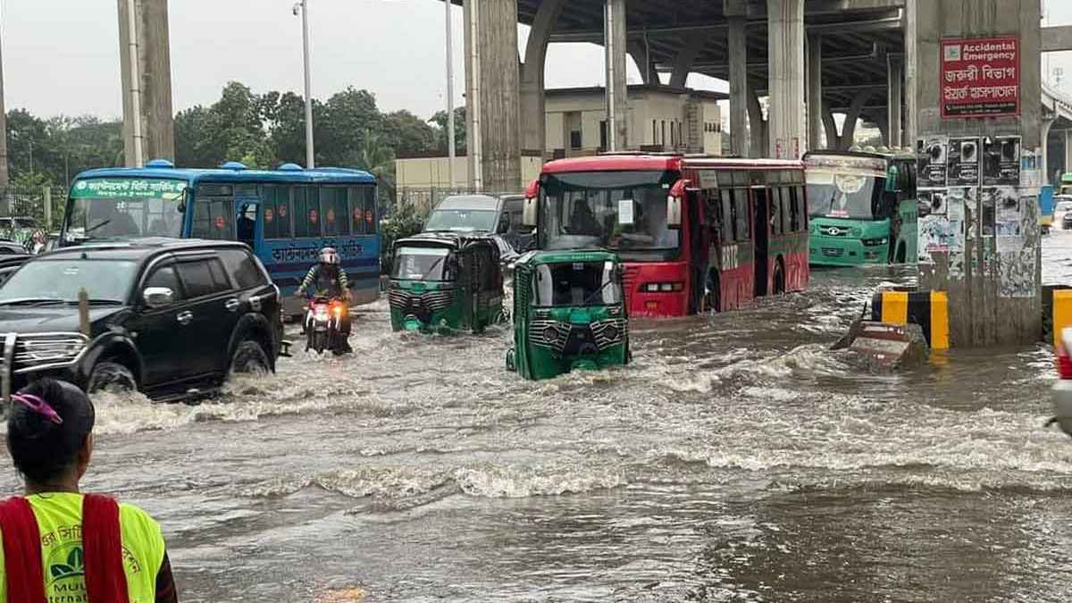 বৃষ্টিতে জলাবদ্ধ সড়কে দুর্ভোগ চরমে