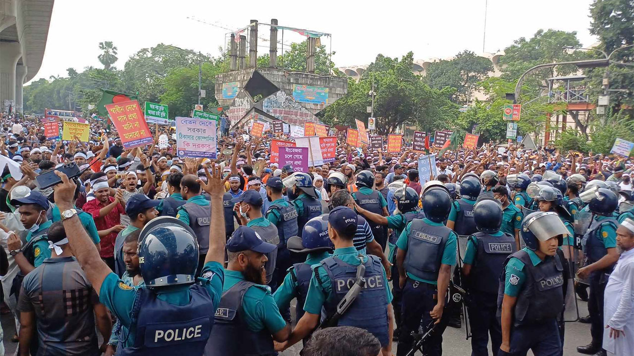 চাকরি জাতীয়করণের দাবিতে অবরোধ করায় শাহবাগে তীব্র যানজট