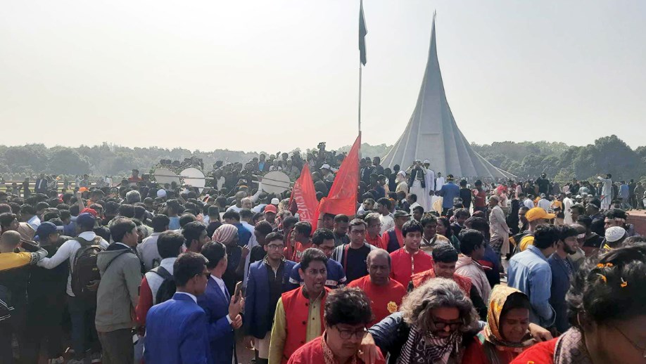 জাতীয় স্মৃতিসৌধে সর্বস্তরের জনতার ঢল